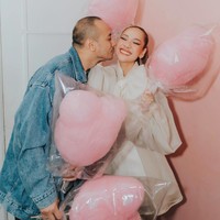 Pasangan pengantin baru, Bunga Citra Lestari (BCL) dan Tiko Aryawardhana, mengunggah momen Valentine bersama yang romantis. “Today is our first valentines day as a husband and wife.. Happens to be an election day for Indonesia and its no holiday for her.. its a working day for this super woman @itsmebcl.. support her and making sure that shes having a good time its all I can do.. you are amazing @itsmebcl , Happy Valentines day,” tulis Tiko di Instagram. Foto: Instagram @tikoaryawardhana