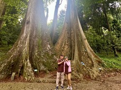 Gaya Sri Mulyani Valentine Bareng Suami, Mesra Pose di Depan Pohon Jodoh