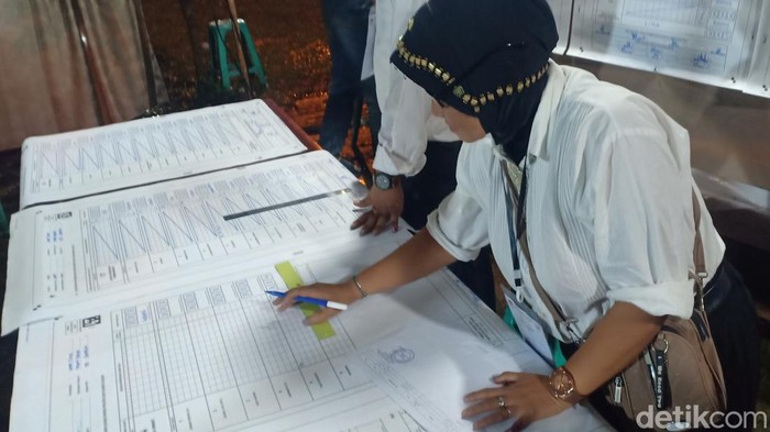 Sri Rahmani, Petugas TPS 09 di Kota Jambi sedang melakukan penghitungan suara