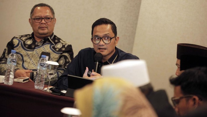 Kepala BP BPKH Fadlul Imansyah (kedua kiri), Anggota Bidang Investasi dan Kerjasama Luar Negeri M. Arief Mufraini (kiri), Pengurus BPKH Limited Sidiq Haryono (ketiga kiri), Ketua Dewan Pengawas Firmansyah N.Nazaroedin (kedua kanan) dan Anggota Dewas BPKH M Dawud Arif Khan (kanan) bersama mitra pada penandatanganan perjanjian kerja sama kemitraan di Jakarta, Kamis (15/4/2024).