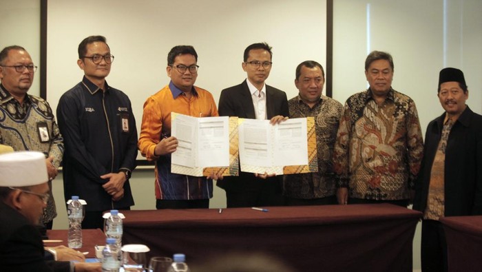 Kepala BP BPKH Fadlul Imansyah (kedua kiri), Anggota Bidang Investasi dan Kerjasama Luar Negeri M. Arief Mufraini (kiri), Pengurus BPKH Limited Sidiq Haryono (ketiga kiri), Ketua Dewan Pengawas Firmansyah N.Nazaroedin (kedua kanan) dan Anggota Dewas BPKH M Dawud Arif Khan (kanan) bersama mitra pada penandatanganan perjanjian kerja sama kemitraan di Jakarta, Kamis (15/4/2024).