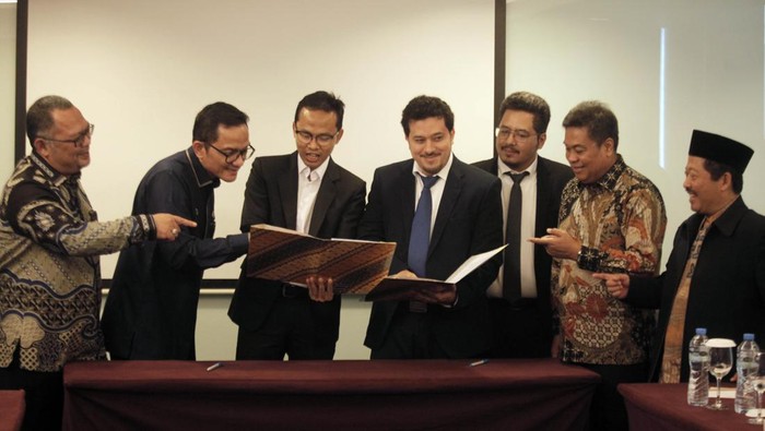Strategi BPKH Tingkatkan Layanan Haji dan Umrah Kepala BP BPKH Fadlul Imansyah (kedua kiri), Anggota Bidang Investasi dan Kerjasama Luar Negeri M. Arief Mufraini (kiri), Pengurus BPKH Limited Sidiq Haryono (ketiga kiri), Ketua Dewan Pengawas Firmansyah N.Nazaroedin (kedua kanan) dan Anggota Dewas BPKH M Dawud Arif Khan (kanan) bersama mitra pada penandatanganan perjanjian kerja sama kemitraan di Jakarta, Kamis (15/4/2024).