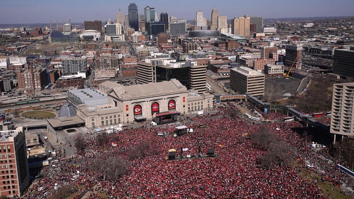 Suasana Pasca Penembakan di Parade Kemenangan Kansas City Chiefs Penembakan terjadi di parade kemenangan Super Bowl Kansas City Chiefs di Kota Kansas, Amerika Serikat (AS). Satu orang tewas dalam penembakan tersebut.