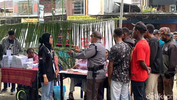 Suasana pencoblosan di TPS 25 di Kelurahan Whaimorock, Distrik Abepura, Kota Jayapura.