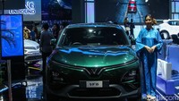 Adapun mobil listrik VinFast yang akan dijual di Indonesia untuk pertama antara lain Model VF 5 dan VF e34. Untuk saat ini VinFast belum merilis harga resminya. Namun, berdasarkan bocoran dari tenaga penjual di booth IIMS, VinFas VF5 diperkirakan dijual Rp 200 jutaan. Dan VF e34 diperkirakan seharga Rp 300 jutaan. Tapi itu baru estimasi. Belum harga pasti ya.