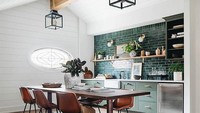 Dapur dengan konsep rak terbuka ternyata bisa terlihat rapih dan minimalis. Jika sebelumnya banyak kabinet tertutup di bagian atas, setelah direnovasi kabinet tersebut dimaksimalkan pada bagian bawah. Dinding yang polos pun diubah dengan wallpaper atau wall panel berwarna gelap. Tidak lupa dengan meja makan di bagian depannya untuk mengisi ruang kosong. Foto: Beforeafter.design via boredpanda.com