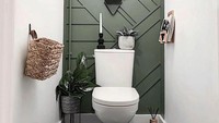 Bilik ini hanya memiliki satu toilet dan lantai kayu dan lembab di beberapa sisi. Tampilan semula ini memperlihatkan toilet yang sempit, lihat hasil renovasinya. Foto: Beforeafter.design via boredpanda.com
