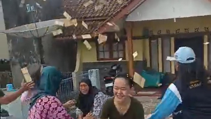 Tangkapan layar video pengusaha Tasik bagikan uang rayakan Prabowo-Gibran menang.