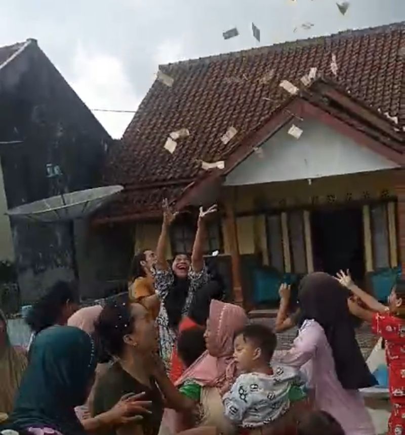 Tangkapan layar video pengusaha Tasik bagikan uang rayakan Prabowo-Gibran menang.