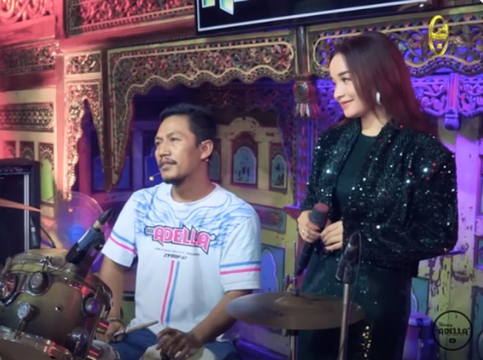 Tasya Rosmala Adella dan Nophie Adella duet menyanyikan lagu Delima. Saat ini, video musik mereka sedang trending di YouTube musik.