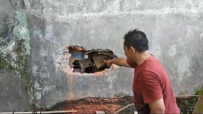Tembok minimarket di Mojokerto dijebol untuk akses pelaku masuk ke dalam