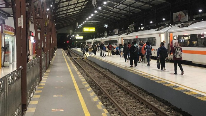 Ilustrasi penumpang KA turun di Stasiun Purwokerto.