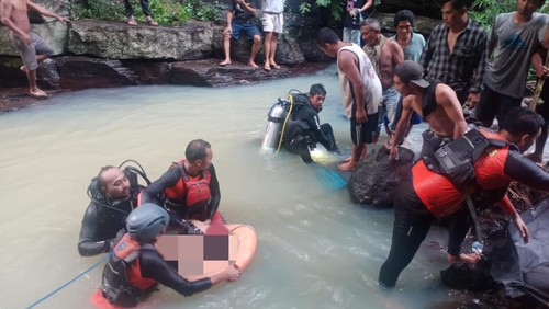 Tim SAR melakukan evakuasi terhadap jenazah pelajar SMP tewas tenggelam di sungai Desa Tigawasa, Kecamatan Banjar, Buleleng.