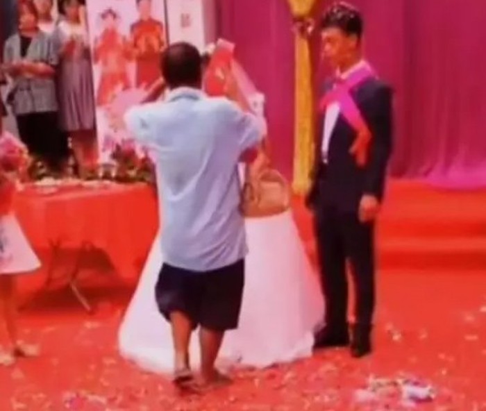 Ton datang ke pernikahan putrinya, Tieu Linh