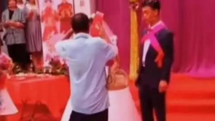 Ton datang ke pernikahan putrinya, Tieu Linh Ton datang ke pernikahan putrinya, Tieu Linh