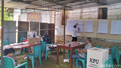 TPS 17 di Labuan Bajo, NTT, masih menghitung surat suara hingga lewat waktu.