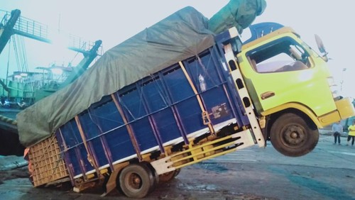 Truk jumping di Pelabuhan Gilimanuk, Kecamatan Melaya, Kabupaten Jembrana, Bali, Kamis (15/2/2024). Truk diduga kelebihan muatan.