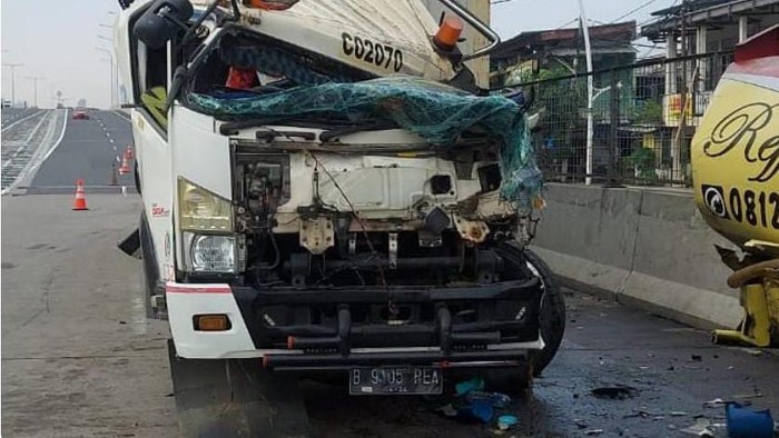Truk kontainer ringsek usai menabrak belakang truk tangki di Tol Ancol.
