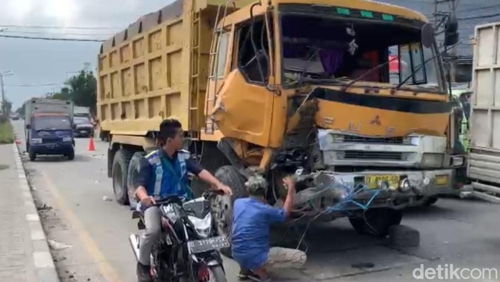 Truk menabrak enam mobil yang parkir di Jalan Cemara, Kecamatan Medan Timur, Kota Medan. Polisi menduga tabrakan beruntun itu karena truk mengalami rem blong.