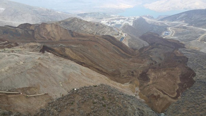 Security personnel stand at the entrance of the Copler gold mine near Ilic village, eastern Turkey, Wednesday, Feb. 14, 2024. Hundreds of rescuers on Wednesday pressed ahead with efforts to search for several workers trapped at a gold mine in eastern Turkey that was engulfed by a massive landslide.(Ugur Yildirim/Dia images via AP)