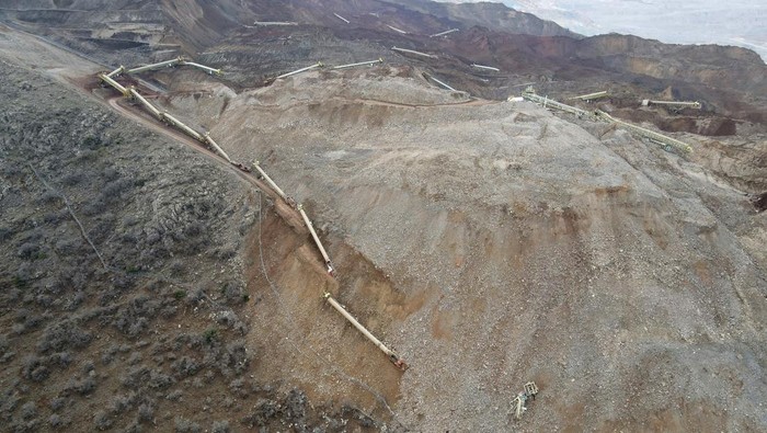 Security personnel stand at the entrance of the Copler gold mine near Ilic village, eastern Turkey, Wednesday, Feb. 14, 2024. Hundreds of rescuers on Wednesday pressed ahead with efforts to search for several workers trapped at a gold mine in eastern Turkey that was engulfed by a massive landslide.(Ugur Yildirim/Dia images via AP)