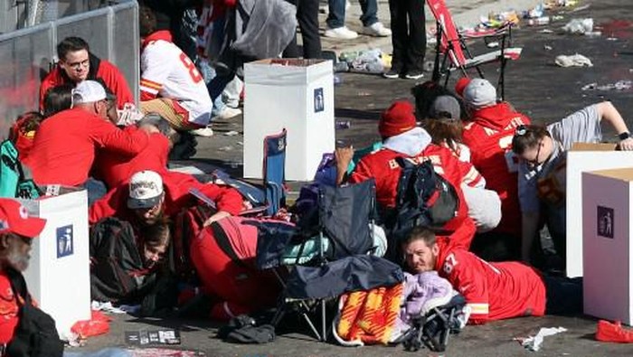 KANSAS CITY, MISSOURI - FEBRUARY 14: People take cover during a shooting at Union Station during the Kansas City Chiefs Super Bowl LVIII victory parade on February 14, 2024 in Kansas City, Missouri. Several people were shot and two people were detained after a rally celebrating the Chiefs Super Bowl victory.   Jamie Squire/Getty Images/AFP (Photo by JAMIE SQUIRE / GETTY IMAGES NORTH AMERICA / Getty Images via AFP)