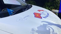 Jokowi juga membubuhkan tanda tangan di kap mobil VF 5. Foto: Muhammad Hafizh Gemilang