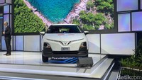 Dalam pantauan detikOto, saat menyambangi VinFast Jokowi sempat membubuhkan tanda tangan di mobil VinFast VF5. Tak lama berselang, Jokowi langsung meninggalkan booth tersebut. Foto: Muhammad Hafizh Gemilang
