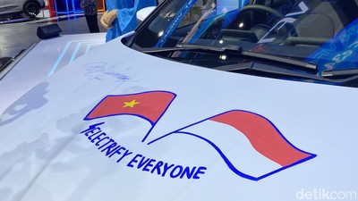 Potret Tanda Tangan Jokowi di Mobil Vietnam VinFast