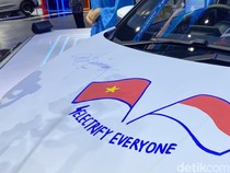 Potret Tanda Tangan Jokowi di Mobil Vietnam VinFast
