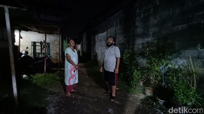 Warga di Blitar keluar rumah setelah merasakan getaran gempa.