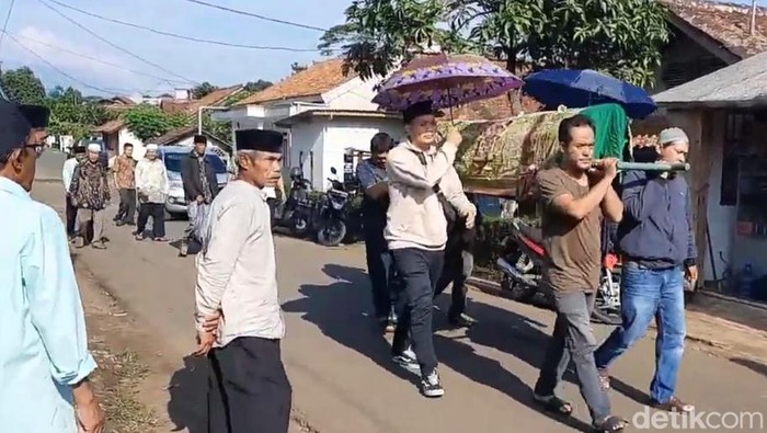 Warga mengantarkan jenazah Fuad Holik (43) Sekretaris Keuangan PPS Desa Sukamaju Kecamatan Pagerageung Kabupaten Tasikmalaya ke pemakaman.