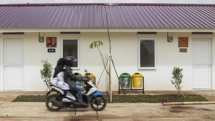 Warga memeriksa kondisi bangunan rumah relokasi penyintas gempa di Babakankaret, Cianjur, Jawa Barat, Jumat (16/2/2024). Kementerian PUPR menyelesaikan pembangunan 190 unit hunian tetap di atas lahan seluas 2,7 hektare yang merupakan rumah relokasi tahap III bagi penyintas gempa Cianjur. ANTARA FOTO/Henry Purba/agr/aww.