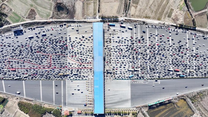 CHUZHOU, CHINA - FEBRUARY 16, 2024 - A large number of vehicles at Wuzhuang Toll Station, Asia's largest toll station, move slowly in Hefei towards Shanghai in Chuzhou city, Anhui province, China, February 16, 2024. (Photo credit should read CFOTO/Future Publishing via Getty Images)