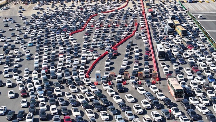 CHUZHOU, CHINA - FEBRUARY 16, 2024 - A large number of vehicles at Wuzhuang Toll Station, Asia's largest toll station, move slowly in Hefei towards Shanghai in Chuzhou city, Anhui province, China, February 16, 2024. (Photo credit should read CFOTO/Future Publishing via Getty Images)