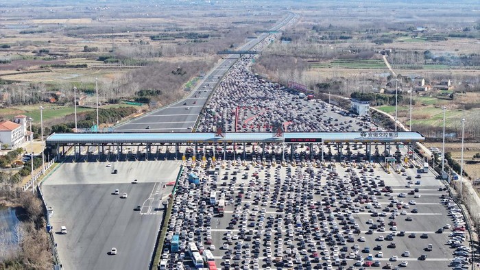 CHUZHOU, CHINA - FEBRUARY 16, 2024 - A large number of vehicles at Wuzhuang Toll Station, Asia's largest toll station, move slowly in Hefei towards Shanghai in Chuzhou city, Anhui province, China, February 16, 2024. (Photo credit should read CFOTO/Future Publishing via Getty Images)