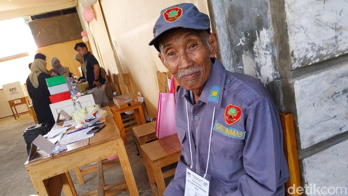 Adam (80), Linmas di TPS 001, Kelurahan Mapilli, Kecamatan Mapilli, Polman, Sulbar.