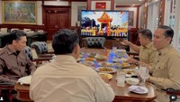 Sekpri Prabowo mengungkap momen ini bukan sekadar makan bersama, melainkan cara mendapat ilmu dari beliau. Menurut mereka, selalu ada ilmu baru dan momen ini disebut sebagai “seminar meja makan. Foto: Instagram agung_surahman