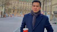 Saat ke Hamburg, Jerman, Agung Surahman tak melewatkan foto di depan bangunan keren. Ia membawa segelas minuman di tangannya. Foto: Instagram agung_surahman