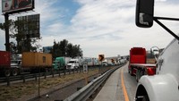 Para pengemudi mendesak pemerintah untuk meningkatkan keamanan, mengingat antara satu hingga dua pengemudi truk tewas setiap bulan di jalan karena kurangnya keselamatan.  