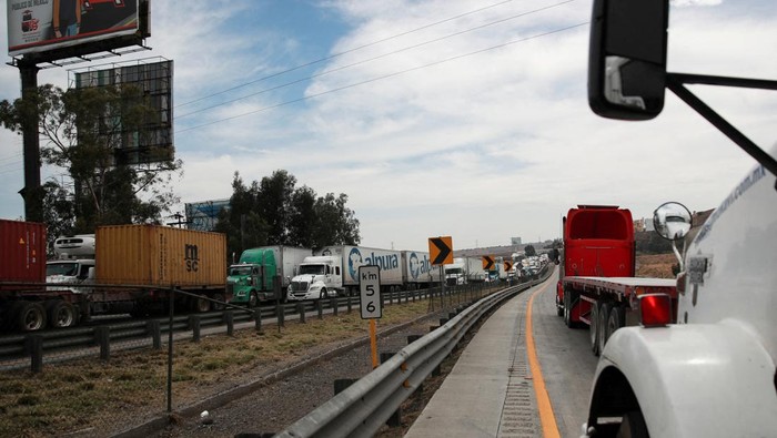 Striking truck drivers block a highway in Jorobas to protest lawlessness on the roads that has led to a rise in robberies and extortion, in Jorobas, State of Mexico, Mexico February 15, 2024. REUTERS/Henry Romero