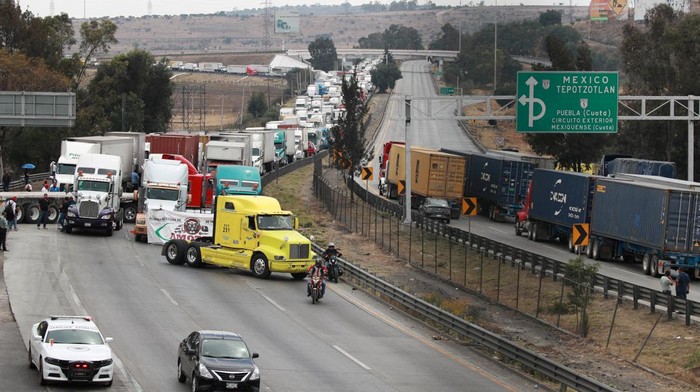 Aksi Sopir Truk Blokir Jalan Utama di Meksiko Protes Kriminalitas Striking truck drivers block a highway in Jorobas to protest lawlessness on the roads that has led to a rise in robberies and extortion, in Jorobas, State of Mexico, Mexico February 15, 2024. REUTERS/Henry Romero