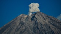 Berdasarkan data Pusat Vulkanologi Mitigasi Bencana Geologi (PVMBG) pada periode pengamatan Jumat (16/2) pukul 06.00-12.00 WIB Gunung Semeru mengeluarkan material vulkanik dengan 19 kali gempa letusan atau erupsi amplitudo 10-22mm selama 83-130 detik.