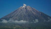 Asap vulkanis terlihat dari kawah Gunung Semeru terlihat dari Desa Supiturang, Lumajang, Jawa Timur, Jumat (16/2/2024).