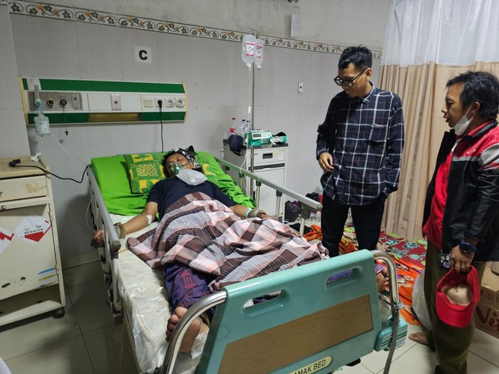 Anggota KPU Brebes menengok seorang anggota KPPS yang dirawat di RSUD Brebes, Jumat (16/2/2024).
