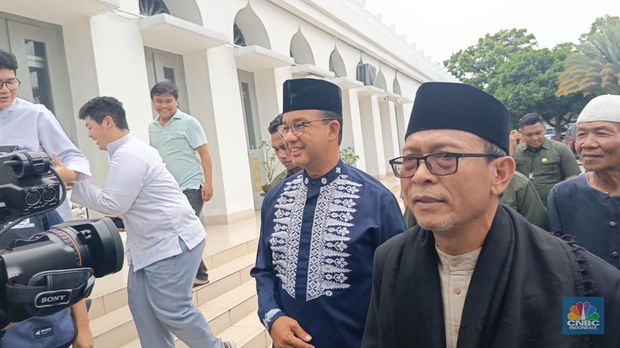 Anies melaksanakan shalat Jumat di Masjid Al-Azhar, Jakarta, Jumat (16/2/2024). (CNBC Indonesia/Rosseno Aji Nugroho)