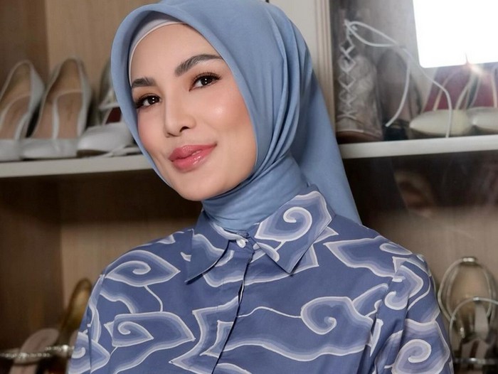 Anindia Yandirest Ayunda Fadli atau akrab disapa Nindy Ayunda yang mantap mengenakan hijab usai menjalani ibadah umrah