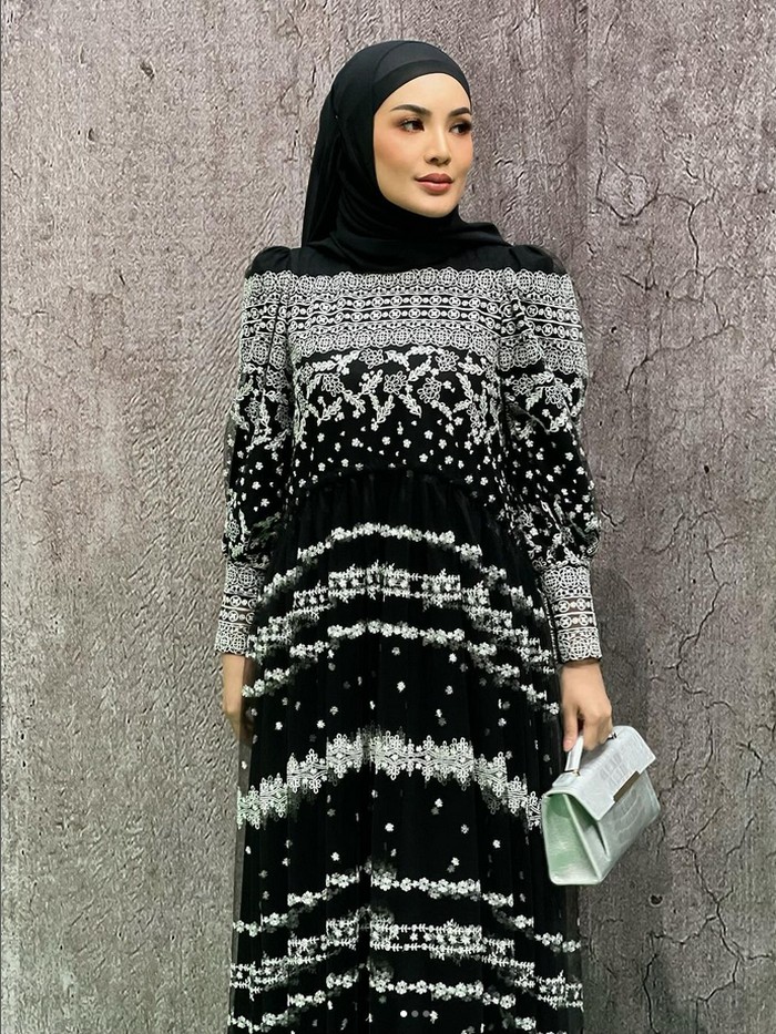 Anindia Yandirest Ayunda Fadli atau akrab disapa Nindy Ayunda yang mantap mengenakan hijab usai menjalani ibadah umrah