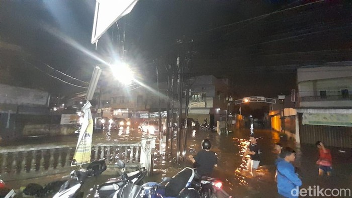 Banjir yang terjadi di Palembang akibat hujan deras.