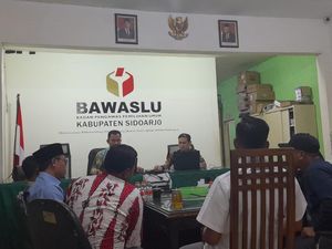 Bawaslu Periksa 11 Kades di Sidoarjo yang Viral Deklarasi Dukung Paslon 02